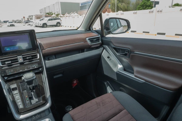  White Toyota Innova Photo 