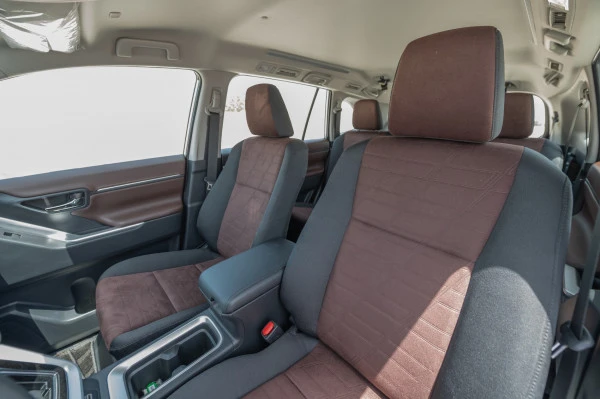  White Toyota Innova Photo 