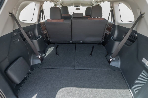  White Toyota Innova Photo 