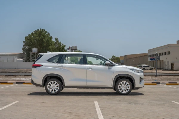  White Toyota Innova Photo 