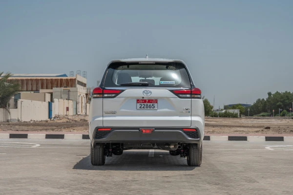 White Toyota Innova Photo 