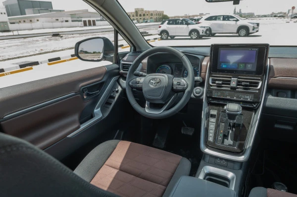  White Toyota Innova Photo 