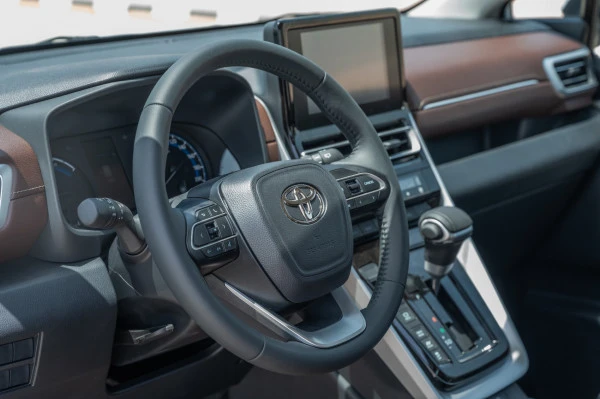  White Toyota Innova Photo 