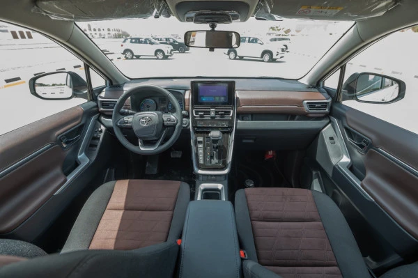  White Toyota Innova Photo 