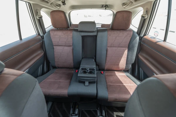  White Toyota Innova Photo 