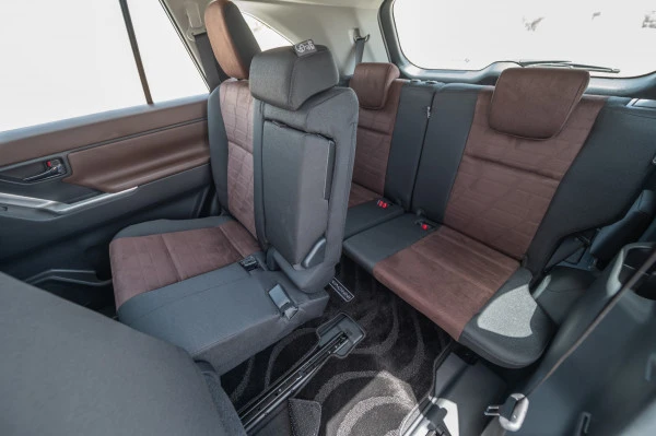  White Toyota Innova Photo 