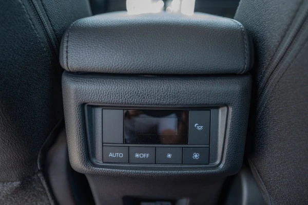 White Toyota Innova Photo 
