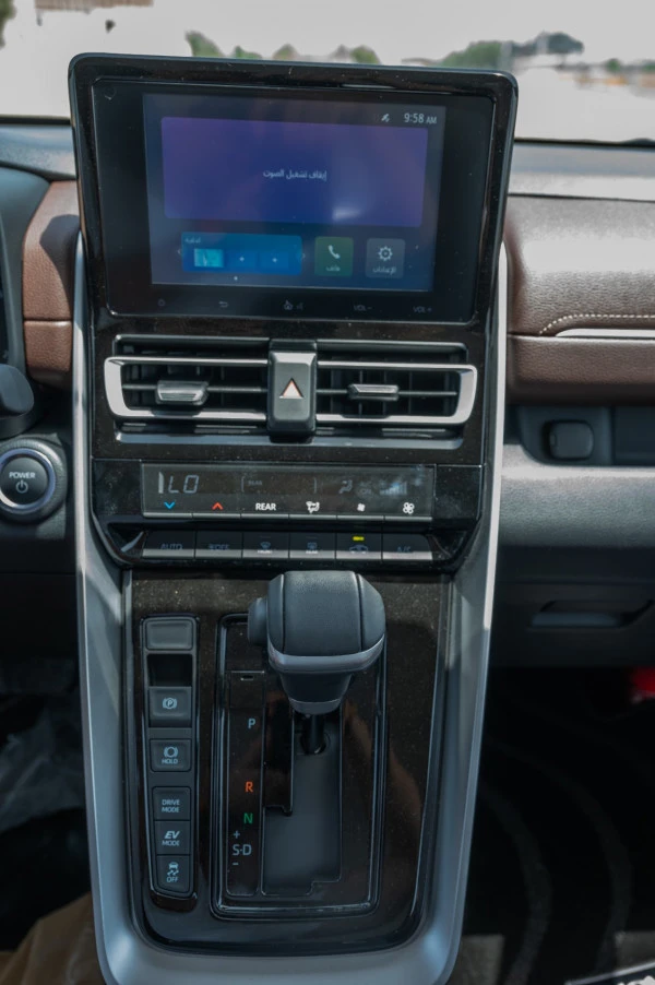  White Toyota Innova Photo 