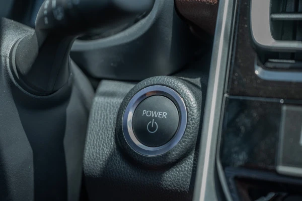  White Toyota Innova Photo 