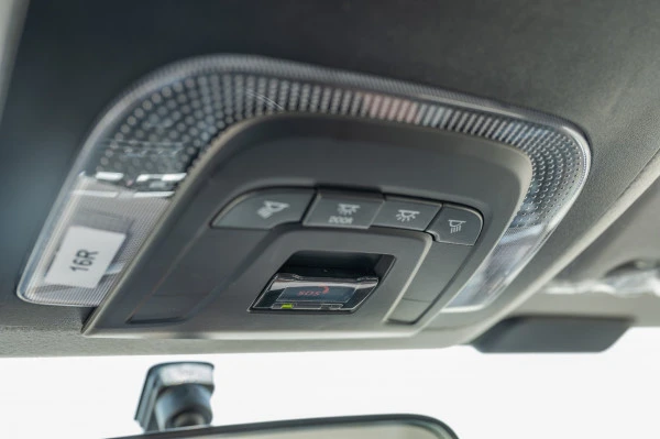  White Toyota Innova Photo 