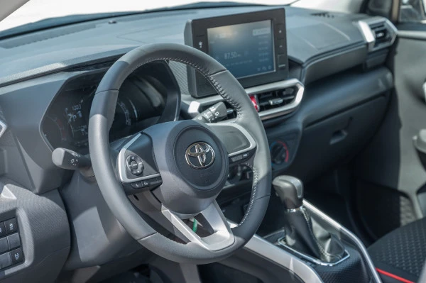  White Toyota Raize Photo 