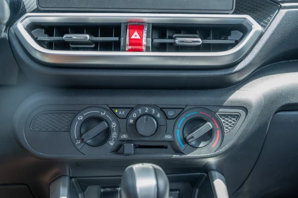  White Toyota Raize Photo 