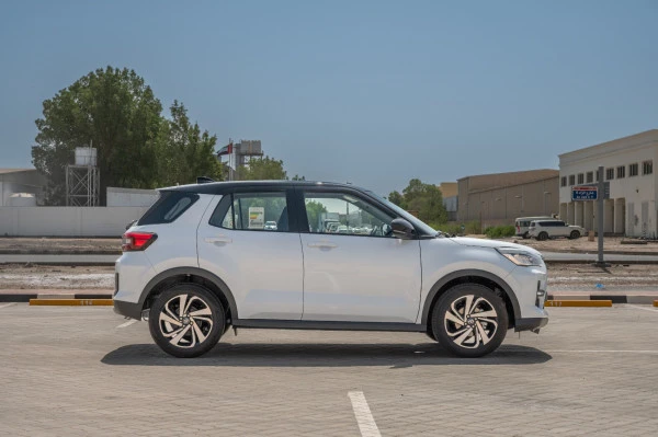  White Toyota Raize Photo 