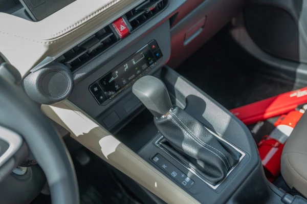  White Toyota Yaris Photo 