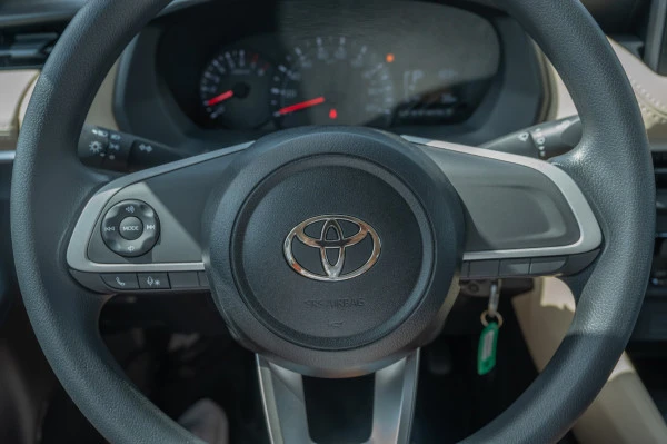  White Toyota Yaris Photo 