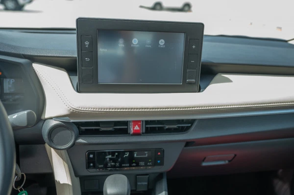  White Toyota Yaris Photo 